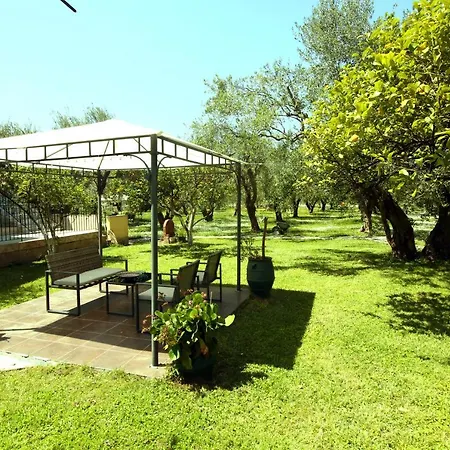 House!! アパート Sfakerá